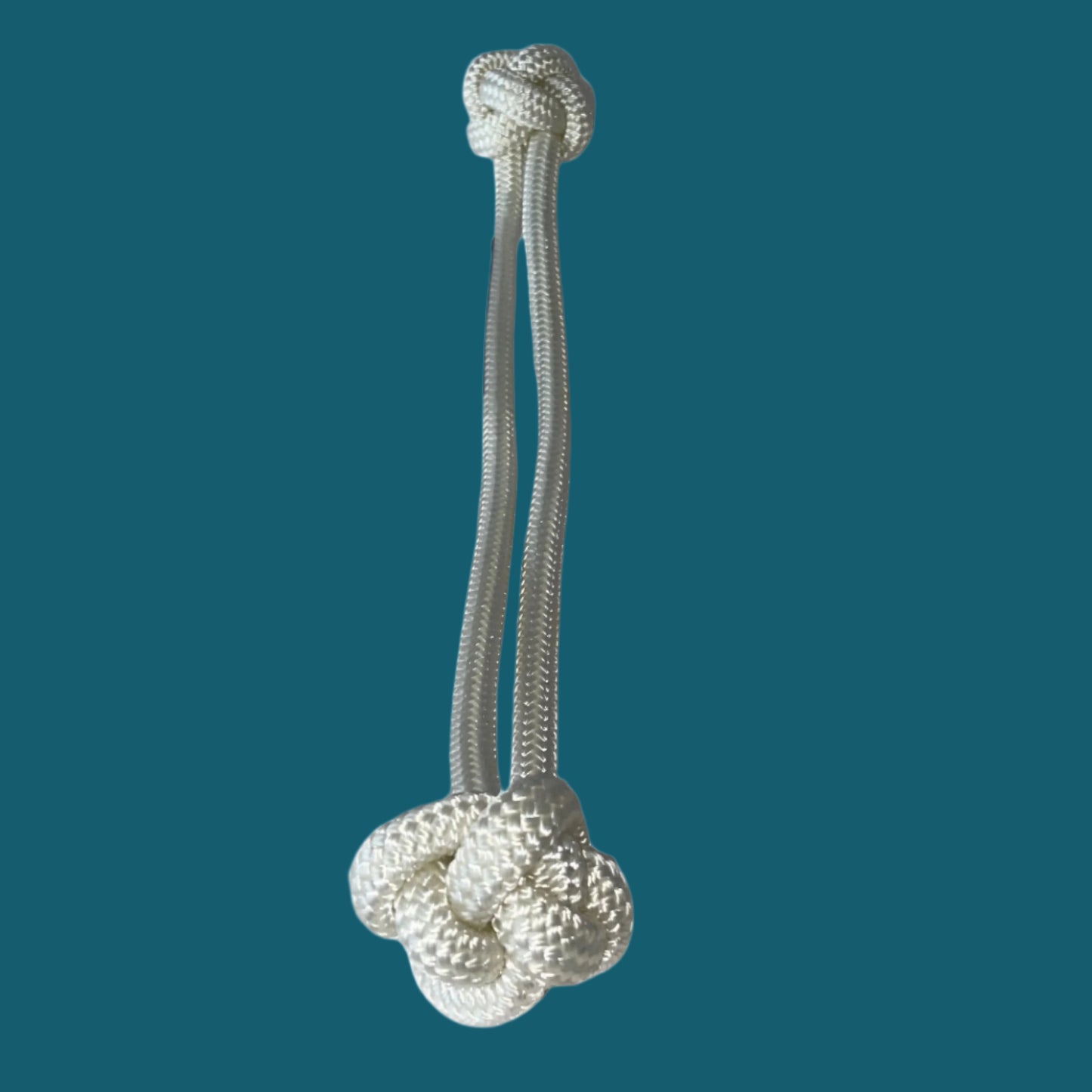 Scallywags Signature Dog Toy The Ketch – Durable 10mm yacht-grade double-braided rope, 36cm in length, designed for interactive play and strengthening the bond between you and your dog. Machine washable for easy cleaning.